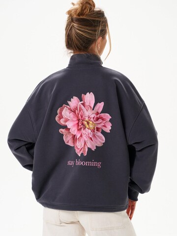 Felpa 'Stay Blooming' di MIRONS in grigio: frontale