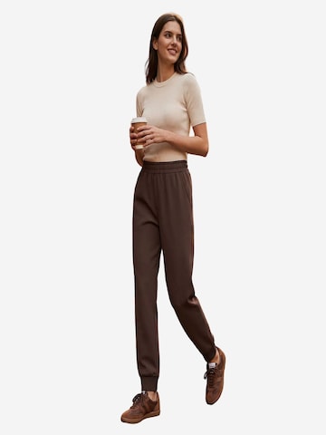 Pantalon de sport 'Jogginghose' Tommy Life en marron : devant