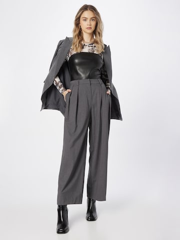 Wide leg Pantaloni con pieghe 'Hazel' di WEEKDAY in grigio