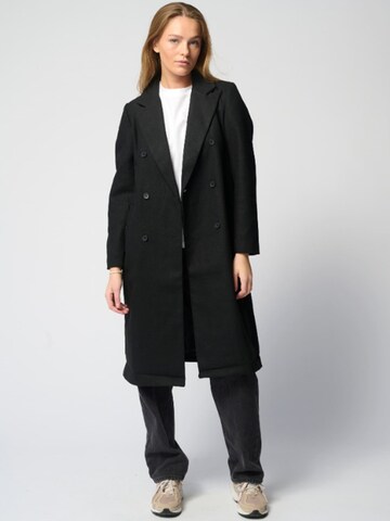 TEESHOPPEN Mantel in Schwarz: Vorderseite