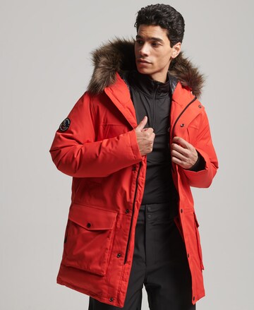 Parka d’hiver Superdry en rouge : devant