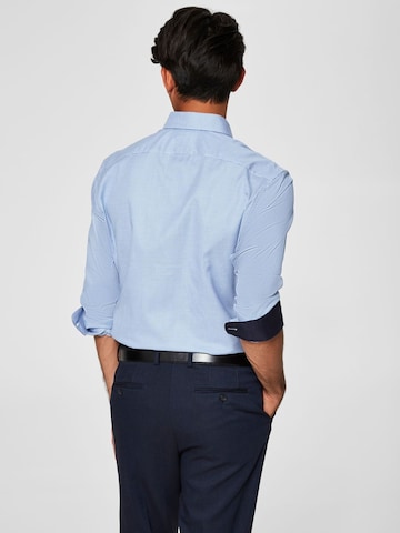 Coupe slim Chemise 'Mark' SELECTED HOMME en bleu