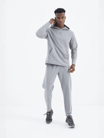 Tommy Life - Fato de desporto em cinzento: frente