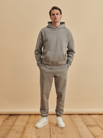 DAN FOX APPAREL Tapered Housut 'Constantin' värissä harmaa