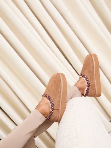 Lipsy - Pantufa em castanho: frente