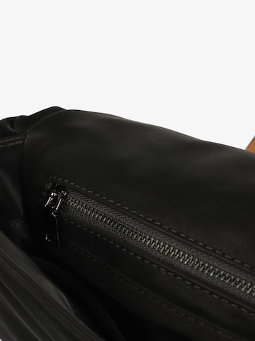 Scalpers Shoulder Bag in Black