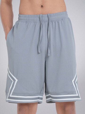 PANTONECLO Boardshorts 'Pantoneclo Men’s Gym Shorts with Side Gaset' in Grijs: voorkant