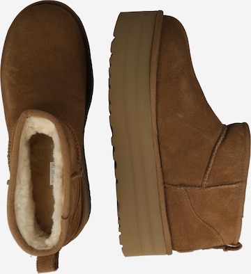 UGG جزمة 'Classic Ultra' بلون بني