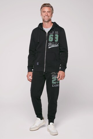 CAMP DAVID Kapuzensweatjacke mit Retro-Artwork in Schwarz