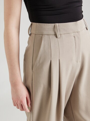 Wide leg Pantaloni con pieghe 'Henrika' di MSCH COPENHAGEN in marrone