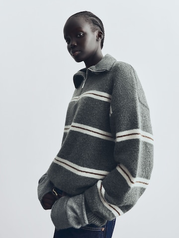 Bershka Sweater in Grey: front