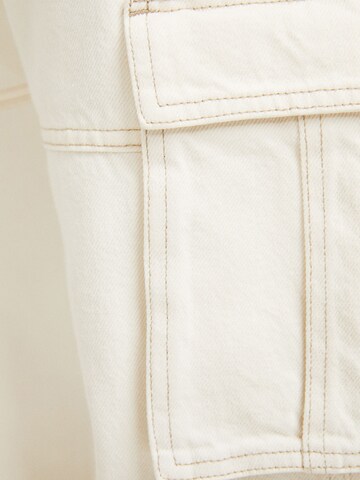 Loosefit Pantaloni eleganți de la Bershka pe alb