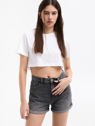 Pull&Bear Regular Shorts in Grau