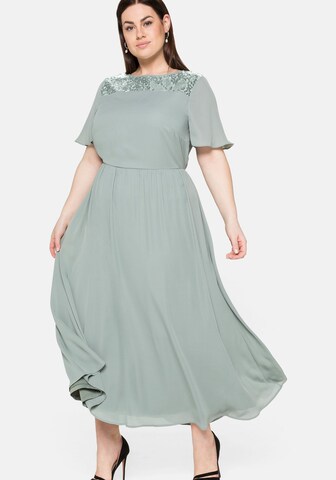 Rochie de seară de la SHEEGO pe verde: față