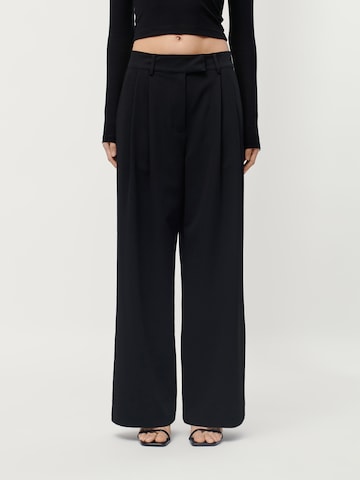LeGer by Lena Gercke Wide leg Veckad byxa 'Annelie' i svart: framsida