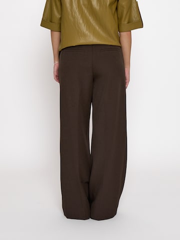 Peppercorn - Pierna ancha Pantalón 'Gaia' en marrón