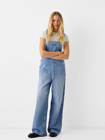 regular Jeans con pettorina di Bershka in blu: frontale