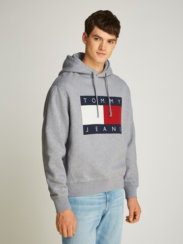 Tommy Jeans Collegepaita värissä harmaa: etupuoli
