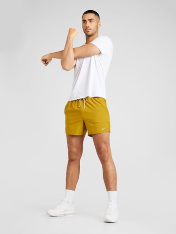 NIKE Normální Sportovní kalhoty 'STRIDE' – žlutá