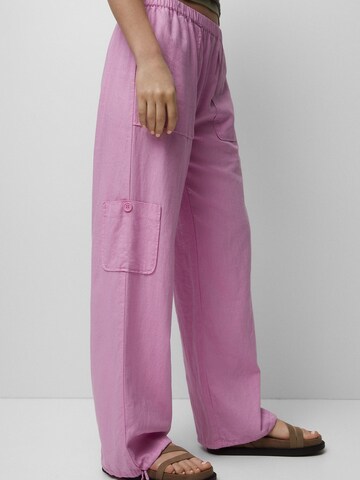 Pull&Bear Lużny krój Spodnie w kolorze różowy