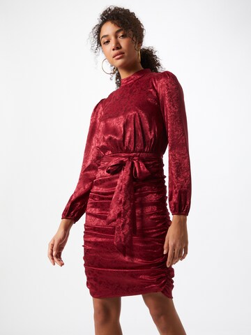 Robe-chemise 'Camile' Chi Chi London en rouge : devant