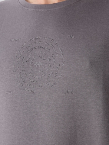 Tommy Life Shirt in Grey