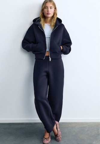 Hanorac de la Pull&Bear pe albastru: față