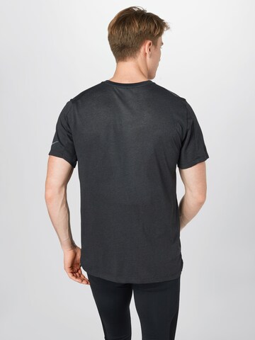 NIKE - Ajuste regular Camiseta funcional en negro