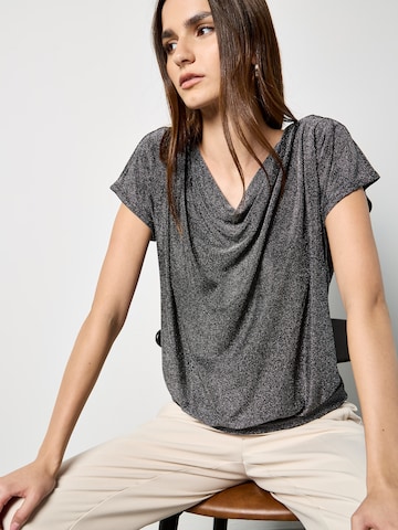 Apricot Shirt in Grau: Vorderseite