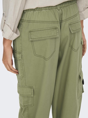 Effilé Pantalon cargo 'Stine' ONLY en vert
