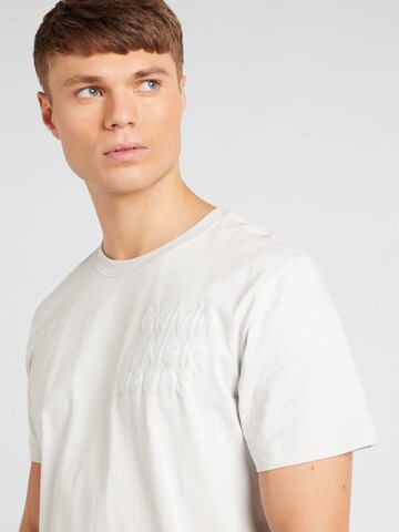 Calvin Klein Jeans T-shirt 'DIFFUSED STACKED' i grå