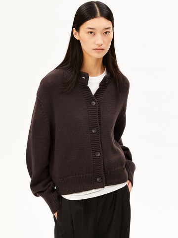 ARMEDANGELS Gebreid vest in Bruin: voorkant