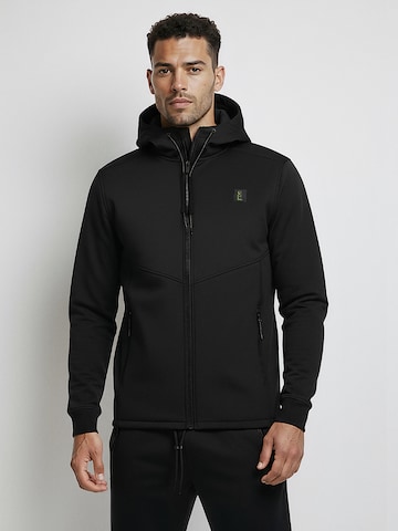 SUPERREBEL® GEAR Trainingsjacke 'JAMES_' in Schwarz: Vorderseite