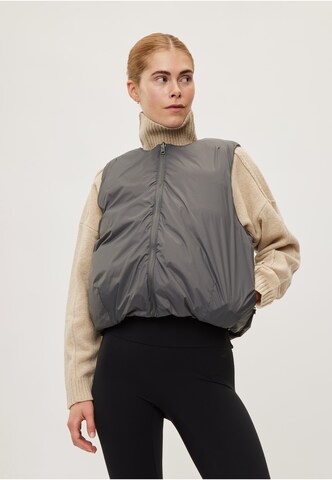 Gilet 'Cocoon' rethinkit studios en gris : devant