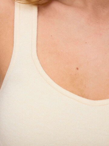 VERO MODA Knitted Top 'VMGold' in Beige