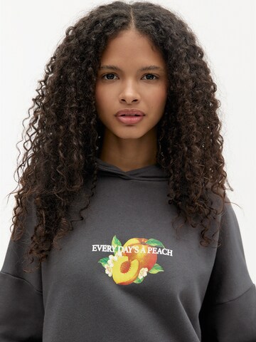 Pull&Bear Sweatshirt 'PEACH' in Schwarz