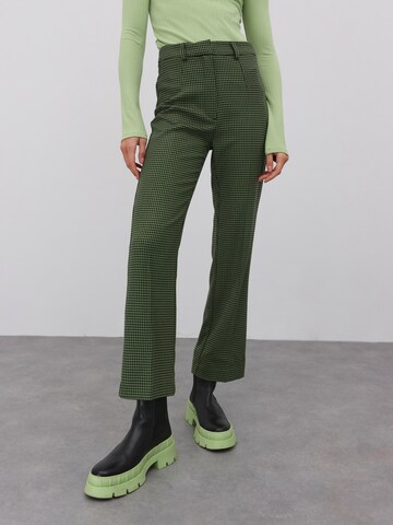 EDITED Regular Broek 'Reina' in Groen: voorkant