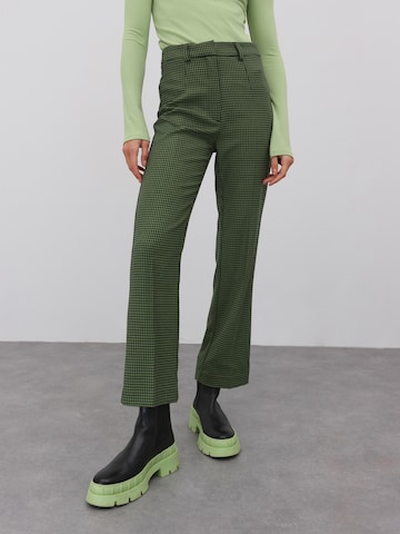 EDITED Панталон с ръб 'Reina' в зелено: отпред