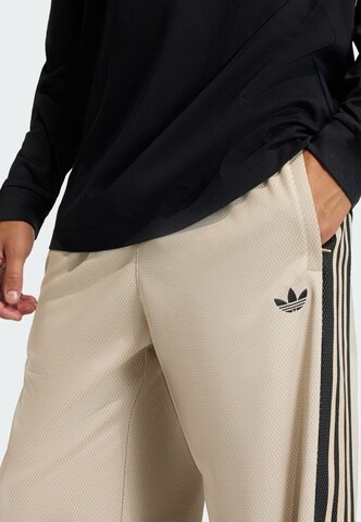 ADIDAS ORIGINALS - Loosefit Pantalón en beige