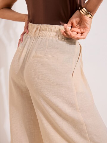 Wide leg Pantaloni con pieghe di Friends Like These in beige