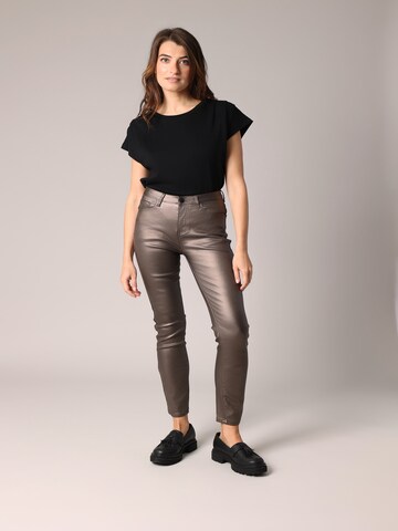 Coupe slim Pantalon 'Lysie' Deeluxe en gris