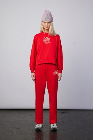 Sweat-shirt Damson Madder en rouge : devant