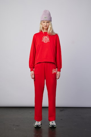 Damson Madder Μπλούζα φούτερ σε κόκκινο: μπροστά