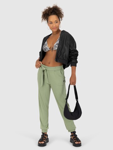 Tapered Pantaloni 'Alice' di Alife and Kickin in verde