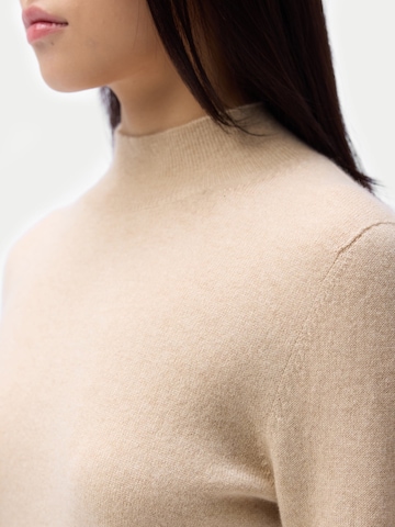 GOBI Cashmere Tröja 'Women's Essential Cashmere Mock Neck Sweater' i beige