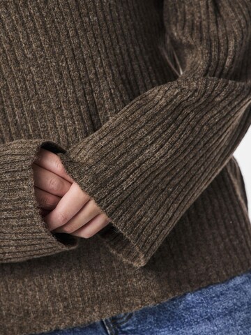 Pullover 'Tulle' di PIECES in marrone