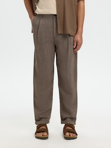 SELECTED Loosefit Bandplooibroek in Bruin: voorkant