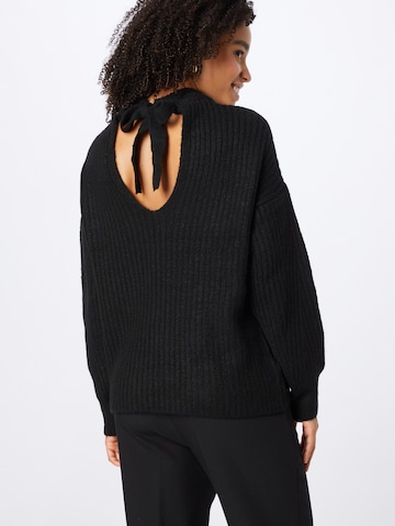 ABOUT YOU Пуловер 'Jella' в черно