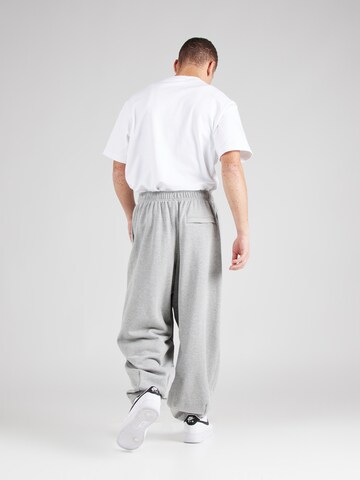 Nike Sportswear Alt kitsenev Püksid 'CLUB', värv hall