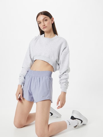 NIKE Regular Sportshorts in Lila